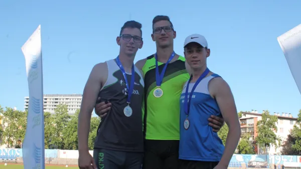  Na tem mestu zmagovalnega odra bi si Kristjana Čeha (v sredini) želeli videti tudi po olimpijski tekmi v Tokiu. Fotografija je z 
državnega prvenstva.