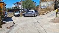 Ker je bilo v preteklosti manjših gradbišč v središču vasi že res 
veliko, je cestišče dobesedno pokrpano.