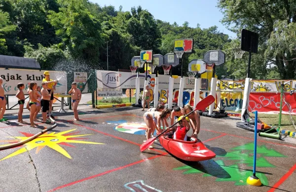  V Enajsti šoli pod solkanskim mostom se da slalom s kajakom voziti tudi po asfaltu ...