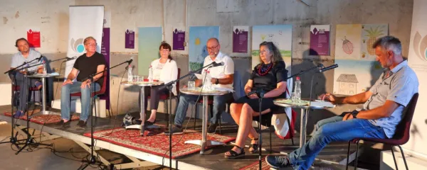 Okrogla miza Zdravje po-tem z gosti (z leve): Partikom Greblom, 
Borutom Štrukljem, Mojco Kerstin Petrič, moderatorjem Radom 
Pišotom, Mojco Ramšak in Boštjanom Šimuničem. 