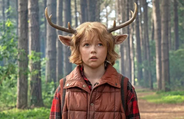 Glavna zvezda Netflixove serije Sweet Tooth Christian Convery v 
vlogi simpatičnega in zvedavega Gusa.