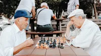 Sedanje desetletje je bilo razglašeno za obdobje zdravega staranja, a se obenem močno krepi starizrem oziroma staromrzništvo.