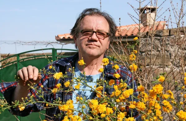 Franjo Frančič  živi in ustvarja v istrski vasi Padna.  