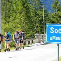 Med pohodniki v Trenti smo srečali tudi skavte iz Poljanske doline 
na potovalnem taboru z Mosta na Soči do Kranjske Gore.