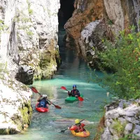 Ob naravni znamenitosti - Velikih koritih Soče marsikateremu 
turistu zastane sapa zaradi lepote soteske in smaragdne vode.