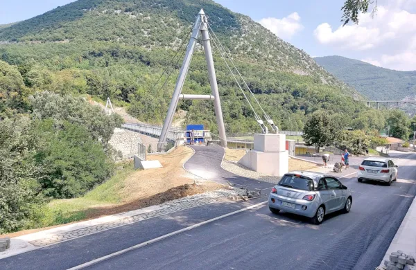 V teh dneh gradbinci končujejo dostop na levem bregu, na desnem 
pa bodo povezovalno pot začeli graditi šele sredi avgusta. 