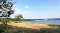 V bližini Adrie je prej zaraščena površina sedaj očiščena, tako da je 
nanjo možno položiti tudi kopalno brisačo. 