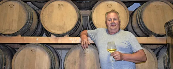 Bogdan Makovec iz Brij  ima v kleti vino tako v  hrastovih kot v 
akacijevih sodih.