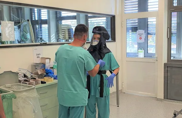 Najvišje dodatke so prejeli zaposleni v zdravstvu, zlasti zdravniki, 
a je prihajalo do razlik med enakimi zavodi, pa tudi do razlik med  
zaposlenimi znotraj istega zavoda.