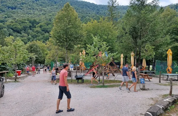 Turističnim ponudnikom v Breginjskem kotu je prekipelo: tre se 
gostov, Elektro Primorska pa bo tri dni po pet, šest ur odklapljalo 
elektriko. 