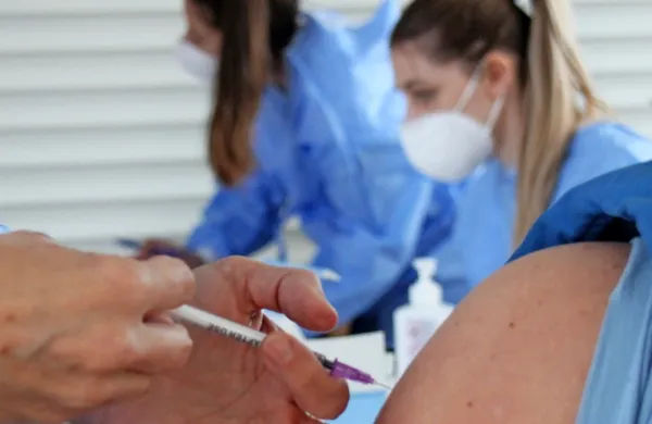 Pfizer naj bi bil proti delti bolj učinkovit od AstraZenece. 
