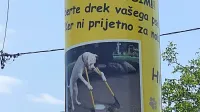 Da je zadeva moteča tudi za druge bližnje stanovalce,

 dokazuje  plakat na drogu javne razsvetljave. 