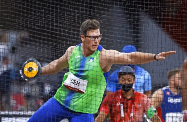 Ptujski orjak Kristjan Čeh je ujel vrhunsko uvrstitev, orodje pa je v prvi seriji vrgel tudi do medalje. A  je žal prestopil ...