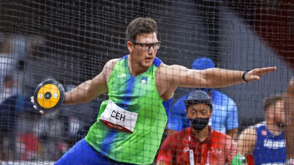 Ptujski orjak Kristjan Čeh je ujel vrhunsko uvrstitev, orodje pa je v prvi seriji vrgel tudi do medalje. A  je žal prestopil ...