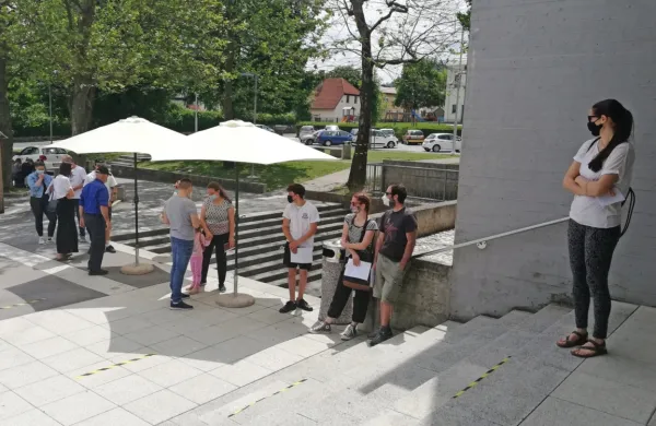 K višji precepljenosti prispevajo tudi množična cepljenja (na 
fotografiji je junijsko cepljenje v Pivki).