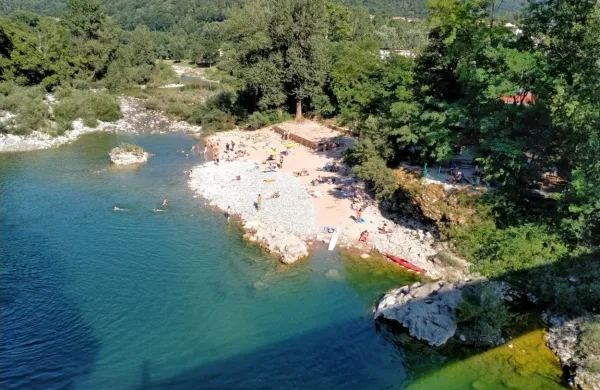 Pod mostom v Desklah je voda Soče mikrobiološko in po videzu 
enaka vodi v Kanalu. 