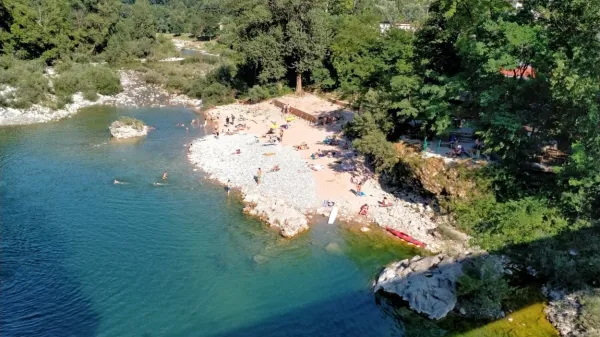 Pod mostom v Desklah je voda Soče mikrobiološko in po videzu 
enaka vodi v Kanalu. 