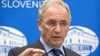Odtekanje informacij iz policije v medije in javnost notranjemu 
ministru Alešu Hojsu ni po godu, zato želi to na vsak način 
preprečiti.