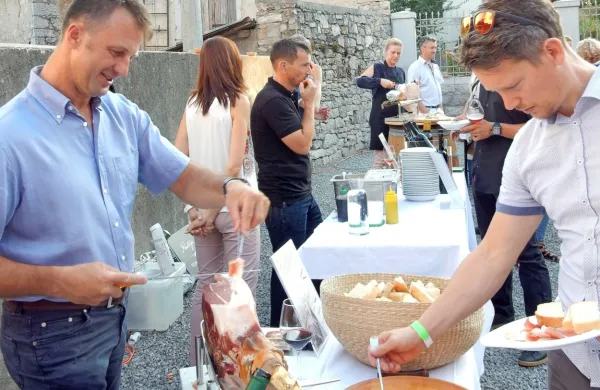 Množičnega praznovanja terana in pršuta tudi letos ne bo, bo pa 
pet tematskih večerov in deset degustacij pri vinarjih, podobnih 
predlanski v Dutovljah (na fotografiji).