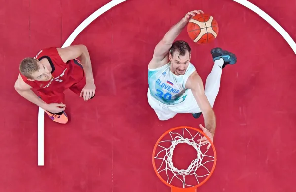 Proti Nemčiji je bil Zoran Dragić (med zabijanjem)  izjemno 
razpoložen za met.
