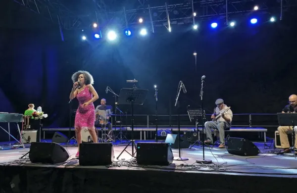 Brazilska glasbenica Denis Dantas jazz prepleta z elementi sambe. 