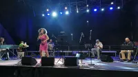 Brazilska glasbenica Denis Dantas jazz prepleta z elementi sambe. 