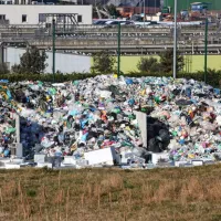 V koprski in ankaranski občini nastane po 14.000 ton mešanih 
komunalnih odpadkov, takšne količine naj bi   sprejemali  le še dve  
deponiji v Sloveniji.    
