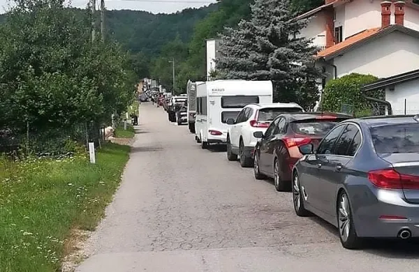 V Novokračinah, Jelšanah in Ilirski Bistrici število vozil štejejo na 
novo nameščeni števci. Foto: Adrijana Janežič