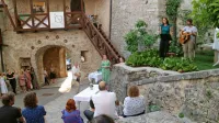  Galerija z  avtorskimi izdelki Ane in Gaje Hanzel, domuje v 
vhodnem stolpu v Štanjel, je  petletnico delovanja obeležila z 
modno-kulturnim dogodkom.  