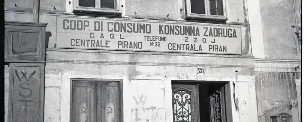 Ker številni domačini niso znali slovensko, je življenje utegnilo biti 
tudi bridko. Dvojezičnost v Piranu leta 1948.