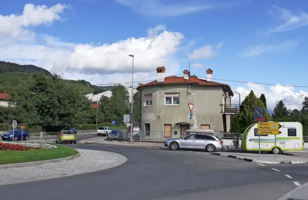 Delno rešitev prometnih zamaškov bo danes prinesel nov prometni režim na krožišču pri Spetiču: proti Zabičam bodo lahko 
zavili samo domačini,  turisti in tranzit pa samo proti Jelšanam.


