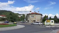 Delno rešitev prometnih zamaškov bo danes prinesel nov prometni režim na krožišču pri Spetiču: proti Zabičam bodo lahko 
zavili samo domačini,  turisti in tranzit pa samo proti Jelšanam.

