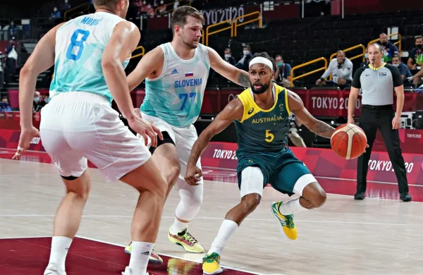V  avstralski ekipi je prednjačil Patty Mills, ki je dosegel kar 42 
točk.
