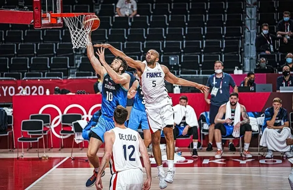 Center Mike Tobey (št. 10) bo tudi danes pomemben člen
slovenske igre.