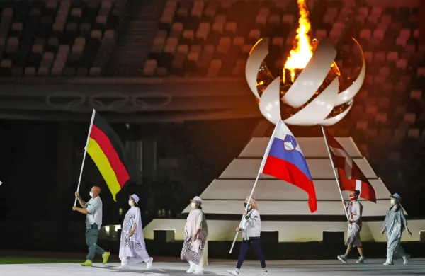 Slovensko zastavo je na sklepni slovesnosti nosila Janja Garnbret.