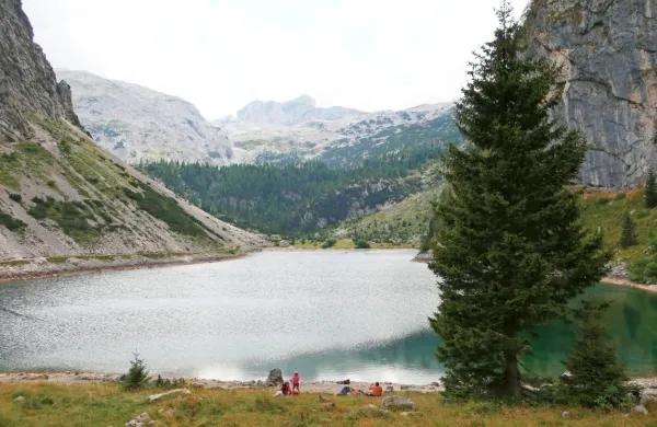 Deset in dvanajst let stari hčerki pa sta na pohodu proti Krnskemu 
jezeri mami izginili izpred oči.
