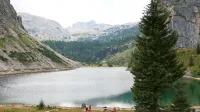 Deset in dvanajst let stari hčerki pa sta na pohodu proti Krnskemu 
jezeri mami izginili izpred oči.