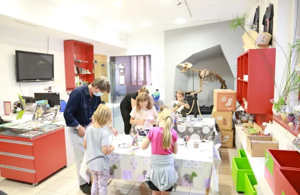 Muzejski informator Primož Renko med ustvarjalo delavnico z 
mladimi obiskovalci. 