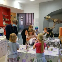 Muzejski informator Primož Renko med ustvarjalo delavnico z mladimi obiskovalci. 