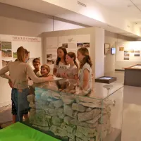 Notranjski muzej podrobno predstavlja kras, zato je zelo primeren 
tudi za šolske skupine.