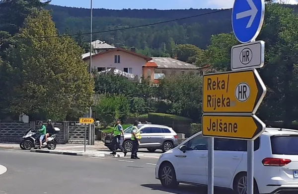 Na bistriškem krožišču pri Spetiču so policisti v smeri proti 
Zabičam spuščali le domačine, za tranzit pa je bila cesta v to smer 
zaprta.