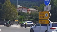 Na bistriškem krožišču pri Spetiču so policisti v smeri proti 
Zabičam spuščali le domačine, za tranzit pa je bila cesta v to smer 
zaprta.