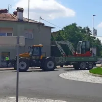 Na bistriškem krožišču pri Spetiču so policisti v smeri proti 
Zabičam spuščali le domačine, za tranzit pa je bila cesta v to smer 
zaprta.