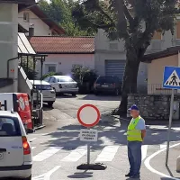 Že v petek so promet na nekaterih krožiščih po Ilirski Bistrici 
pomagali preusmerjati tudi reditelji Zveze šoferjev in avtomehanikov.