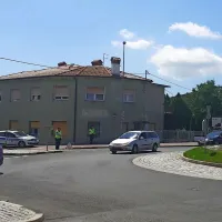 Na bistriškem krožišču pri Spetiču so policisti v smeri proti 
Zabičam spuščali le domačine, za tranzit pa je bila cesta v to smer 
zaprta.
