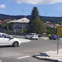 Na bistriškem krožišču pri Spetiču so policisti v smeri proti 
Zabičam spuščali le domačine, za tranzit pa je bila cesta v to smer 
zaprta.