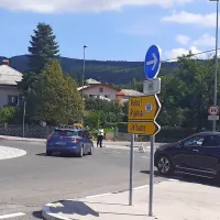Na bistriškem krožišču pri Spetiču so policisti v smeri proti 
Zabičam spuščali le domačine, za tranzit pa je bila cesta v to smer 
zaprta.