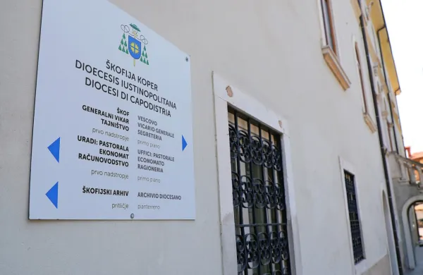 Deset duhovnikov koprske škofije bo letos zamenjalo župnijo 
službovanja. 