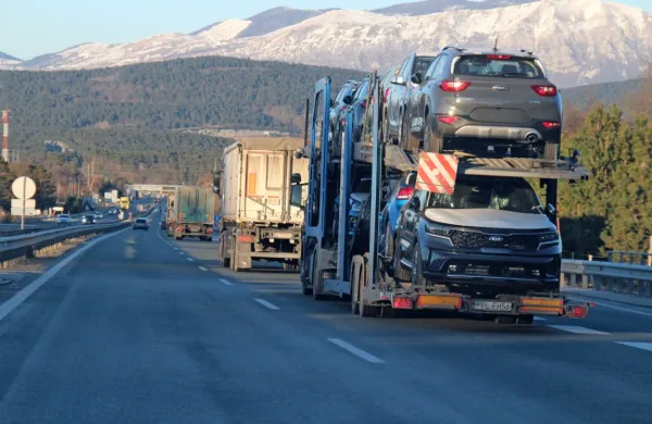 Po 1. novembru vozniki tovornjakov na vseh slovenskih avtocestah podnevi ne bodo smeli več prehitevati. 