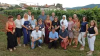 Aktualna kraljica terana Nuša Živec (z lento), levo ob njej prva kraljica Olga Milič in ob njiju še devet kraljic : Andreja Živic, Breda Durcik, 
Jožica Tavčar, Sabina Gulič, Tanja Pangerc, Majda Marc, Maruša Rogelja, Katrin Štoka in Tinkara Gulič. Med njimi   Majda Brdnik (druga 
z leve), in David Štok (kleči v sredini), župana občin Sežana in Komen, ki podpirata izbor,  ter organizatorji Meseca terana in pršuta

 